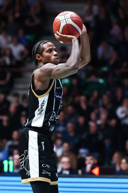 Basketball. LBA Lega Basket Serie A. Acqua S.Bernardo Cantu - Dolomiti Energia Trentino. 15.02.2026