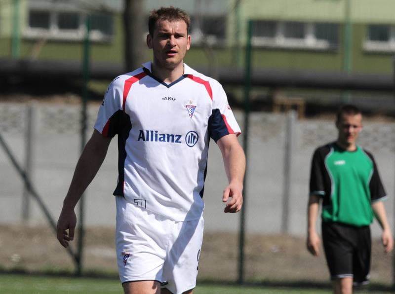 Football. B klasa. Gornik II Zabrze - Piast Pawlow. 10.04.2011